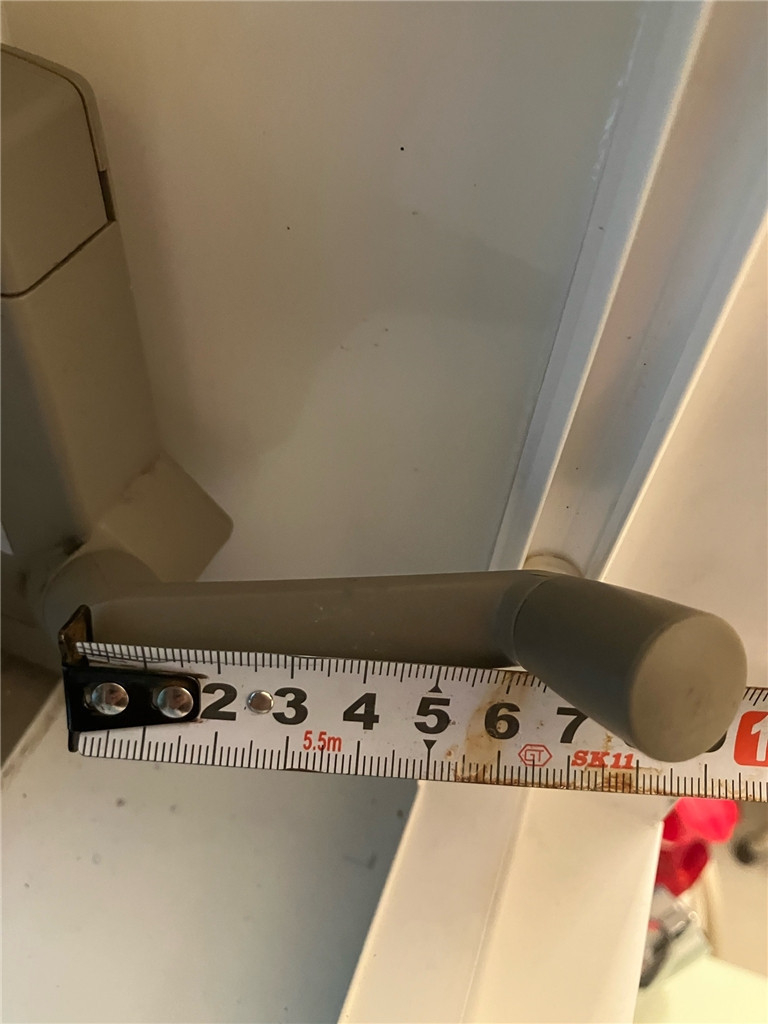 石田トーヨー住器の【補助金活用】ハンドルが邪魔で内窓が付かない？そんな時は六角ハンドル！の施工前の写真2