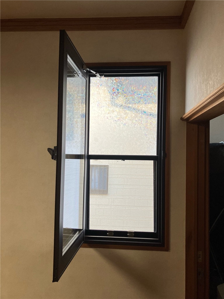 石田トーヨー住器の【補助金活用】冬のヒヤッ…はここから！勝手口＆開き窓を断熱リフォームしましたの施工後の写真2