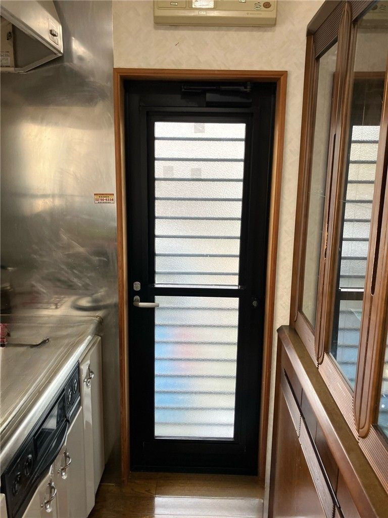 石田トーヨー住器の【補助金活用】冬のヒヤッ…はここから！勝手口＆開き窓を断熱リフォームしましたの施工前の写真1