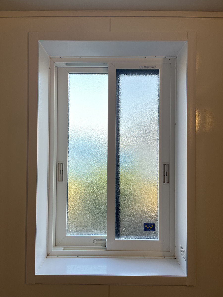 石田トーヨー住器のスタッフ宅で検証！内窓で冬の電気使用量が約18％削減！の施工前の写真3