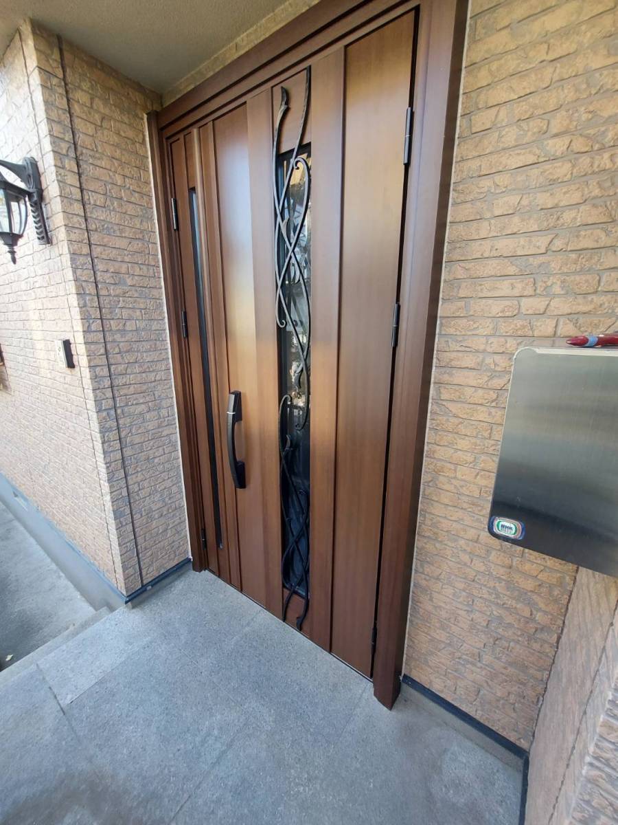 FGネクストの玄関ドアのリフォーム工事の施工後の写真1