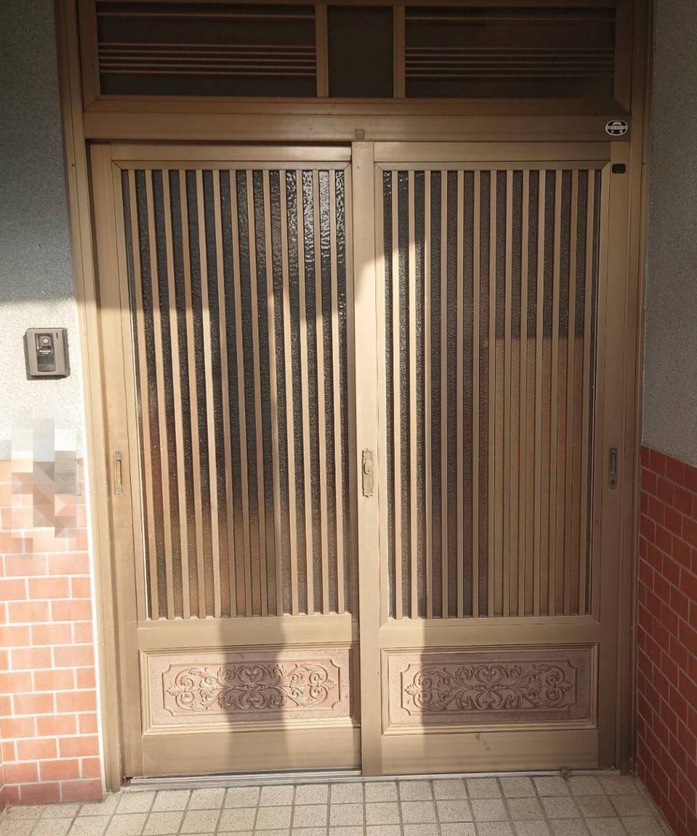 FGネクストの玄関扉の交換の施工前の写真1