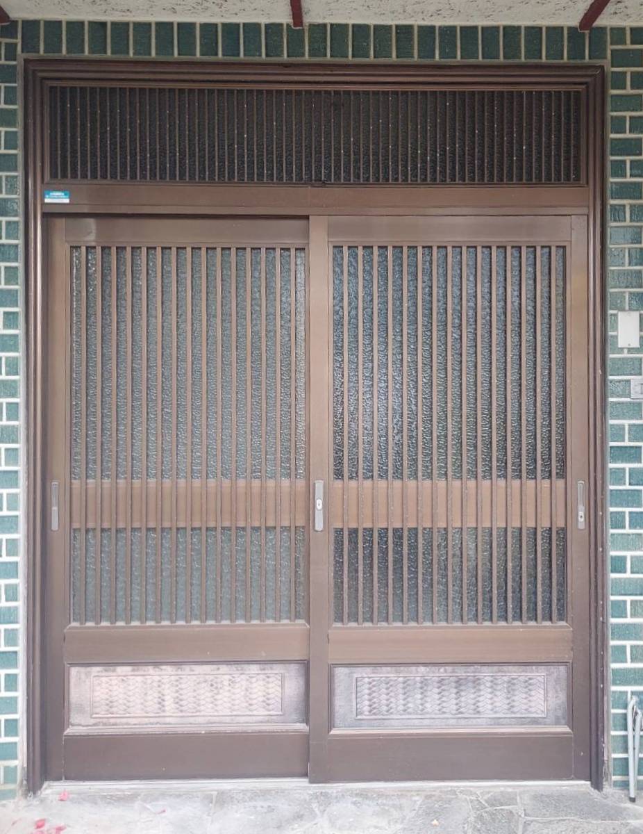FGネクストの玄関ドアリフォームの施工前の写真1