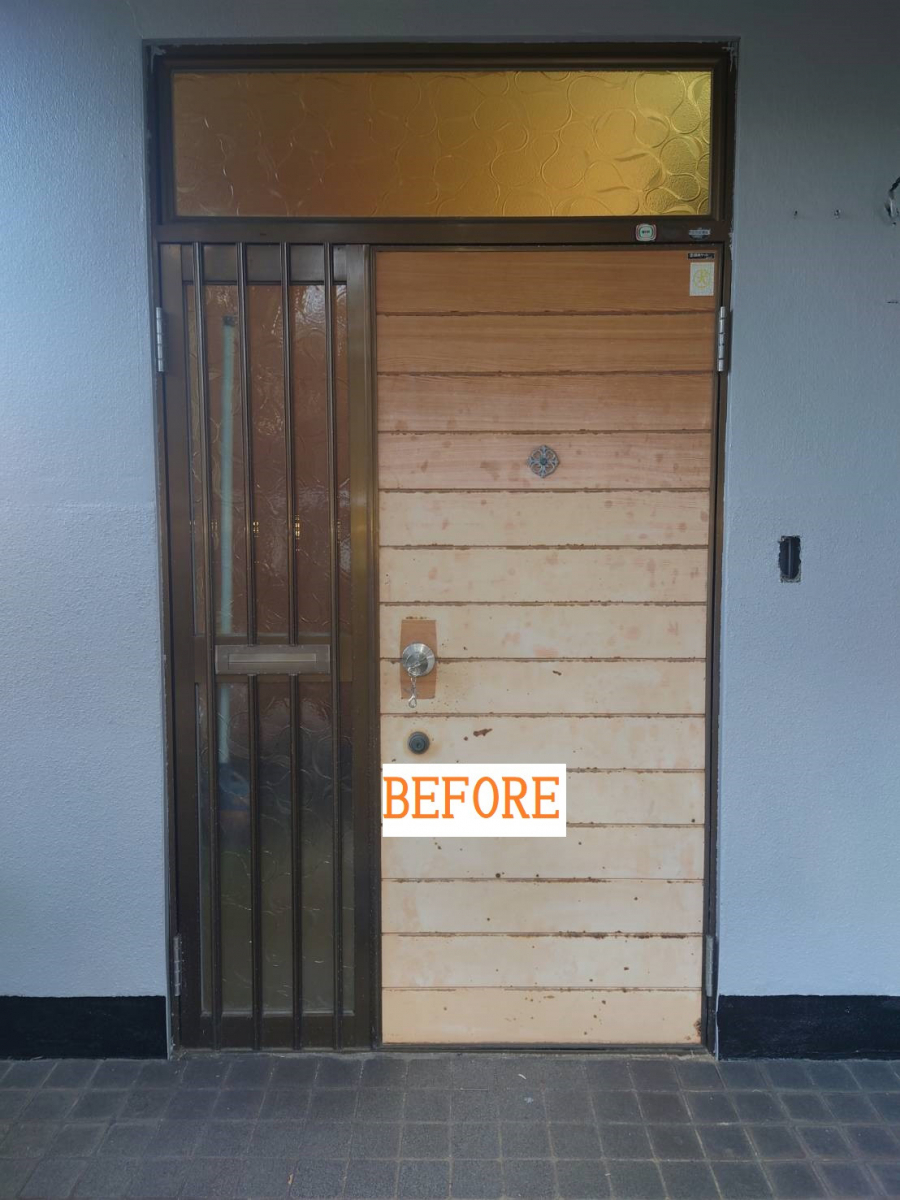 FGネクストの玄関ドア（採風・採光タイプ）の交換の施工前の写真1