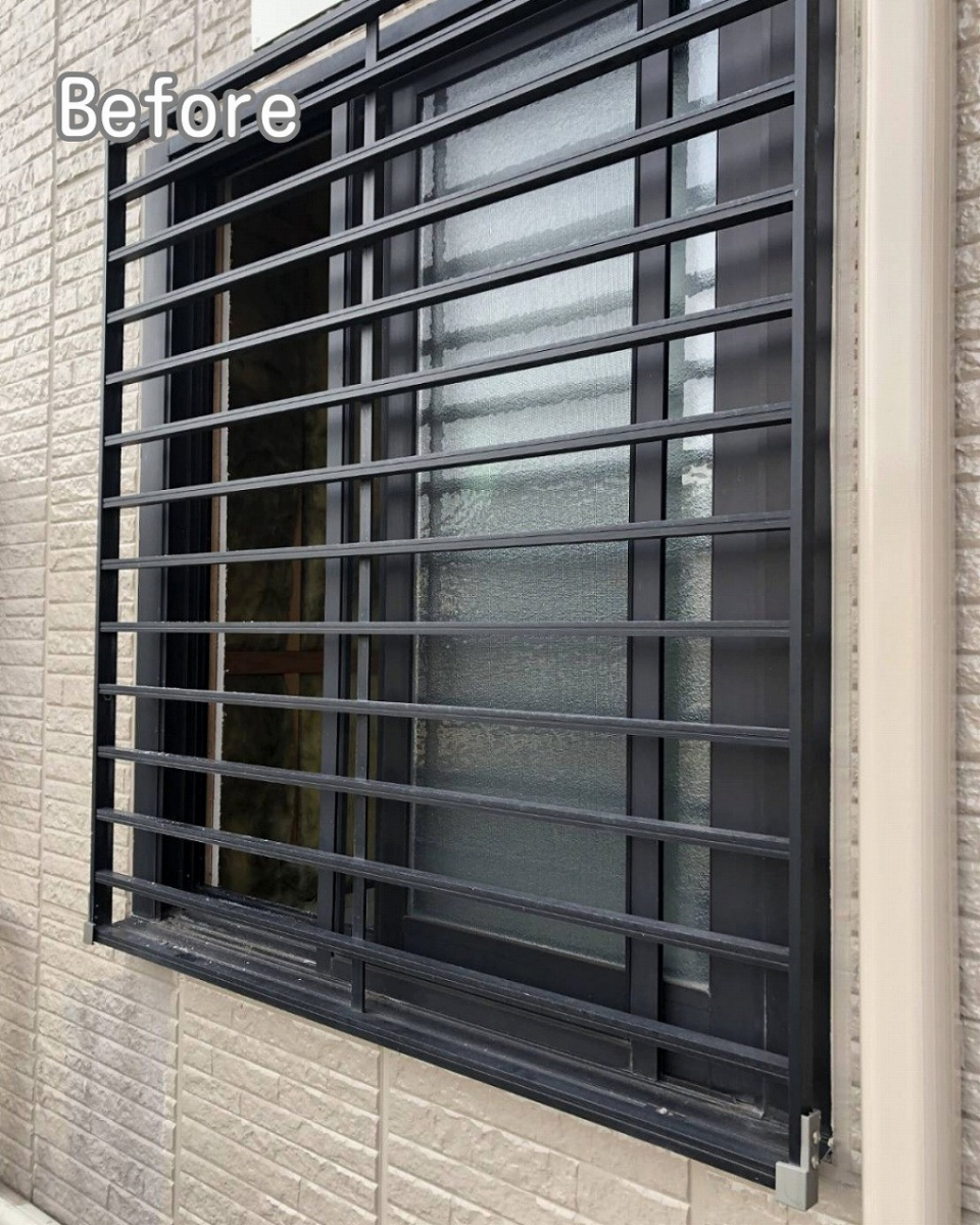 FGネクストの浴室窓の「見られたくない」を解決!尾道市で大好評の換気も叶う目隠しルーバー取付事例の施工前の写真1