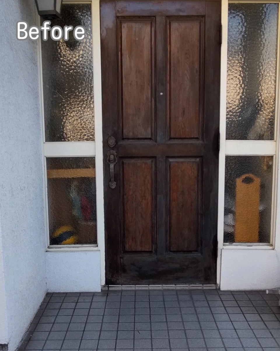 FGネクストの福山で古い玄関を1日で交換！袖ガラス撤去を含む施工実例の施工前の写真1