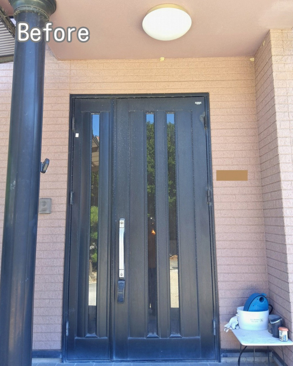 FGネクストの尾道で玄関リフォーム｜海沿いのドアも蜂の巣も解決した施工事例をご紹介の施工前の写真1