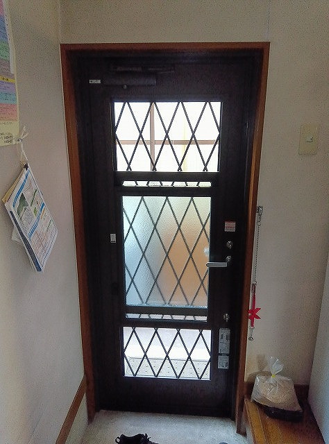 FGネクストの福山・府中市で勝手口交換｜上げ下げ窓の閉まり不良をリシェントで解決した施工事例の施工後の写真2