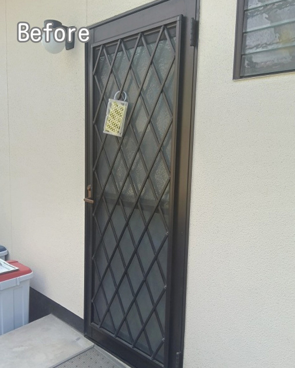 FGネクストの福山・府中市で勝手口交換｜上げ下げ窓の閉まり不良をリシェントで解決した施工事例の施工前の写真1