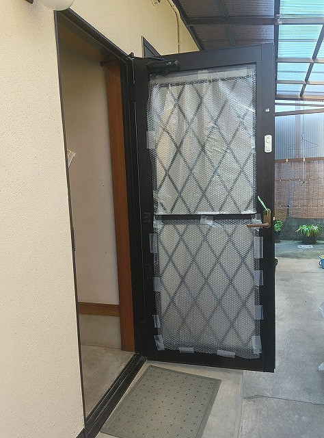 FGネクストの福山・府中市で勝手口交換｜上げ下げ窓の閉まり不良をリシェントで解決した施工事例の施工前の写真2