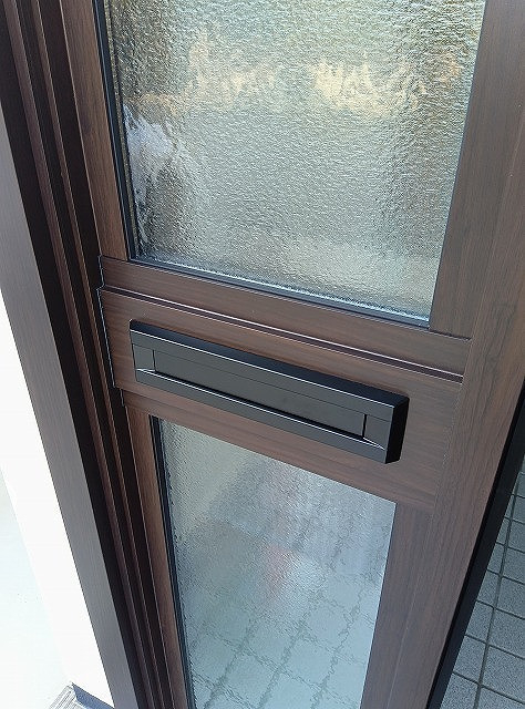 FGネクストの広島県府中市｜玄関ドア交換＆ポスト取付リフォーム施工事例（リシェント・1日完工）の施工後の写真2