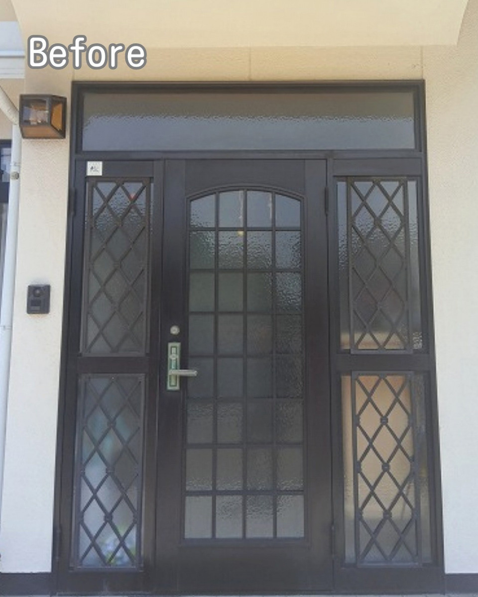 FGネクストの広島県府中市｜玄関ドア交換＆ポスト取付リフォーム施工事例（リシェント・1日完工）の施工前の写真1