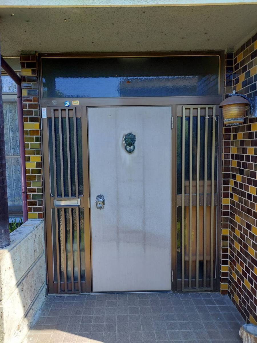 FGネクストの玄関ドアのリフォームの施工前の写真1