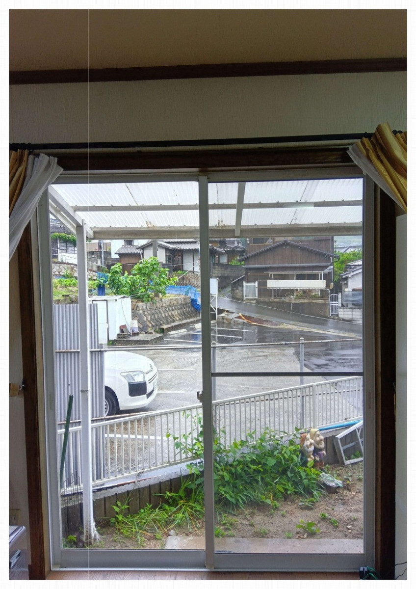 FGネクストの【福山・施工事例】窓が寒い！ペットのワンちゃんも快適に。2か所窓リフォームで暖かいリビングへの施工前の写真1