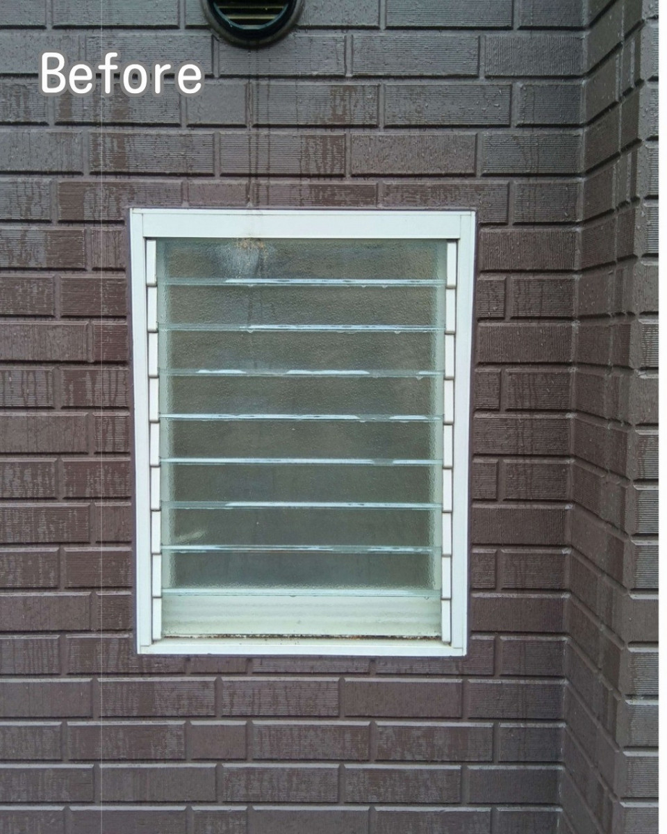 FGネクストの【施工事例・福山】脱衣所・トイレのルーバー窓を縦すべり窓に交換＋浴室に内窓を設置した事例の施工前の写真1