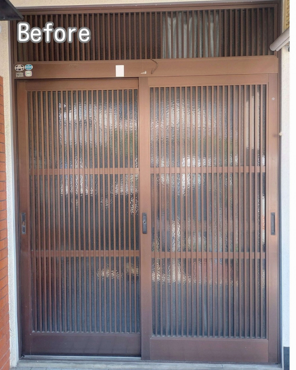 FGネクストの【施工事例】玄関交換で防犯力アップ｜福山市松永での引戸リフォームの施工前の写真1