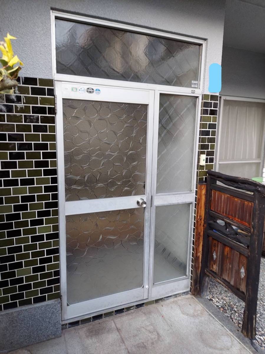 FGネクストの玄関ドアのリフォーム工事の施工前の写真1