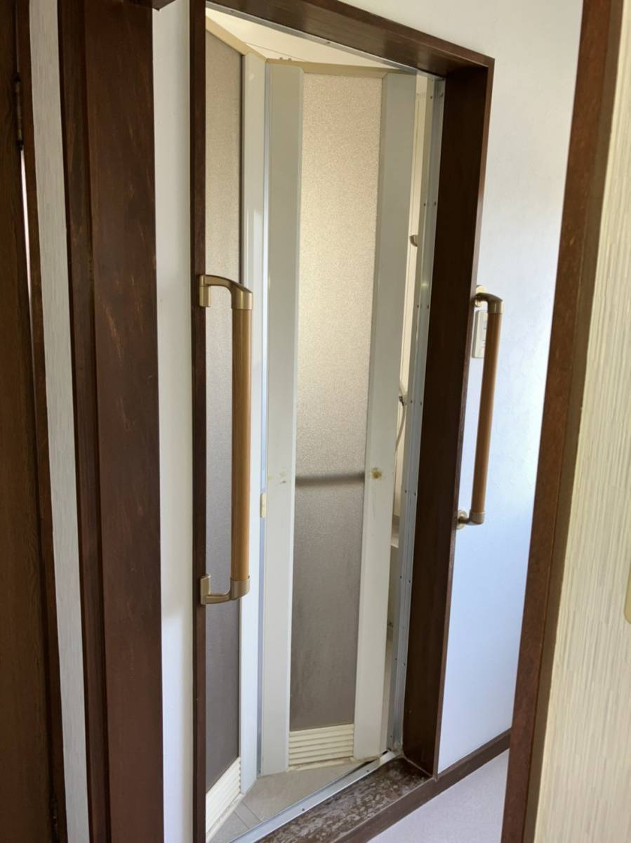 ホテイヤトーヨー住器のリフォーム浴室中折れドアを施工させて頂きました!!の施工前の写真1
