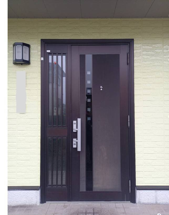 ホテイヤトーヨー住器の日光市　玄関ドアをリフォームして、今よりもっと快適な玄関にしませんか？工事は1日で完了します!!の施工前の写真1