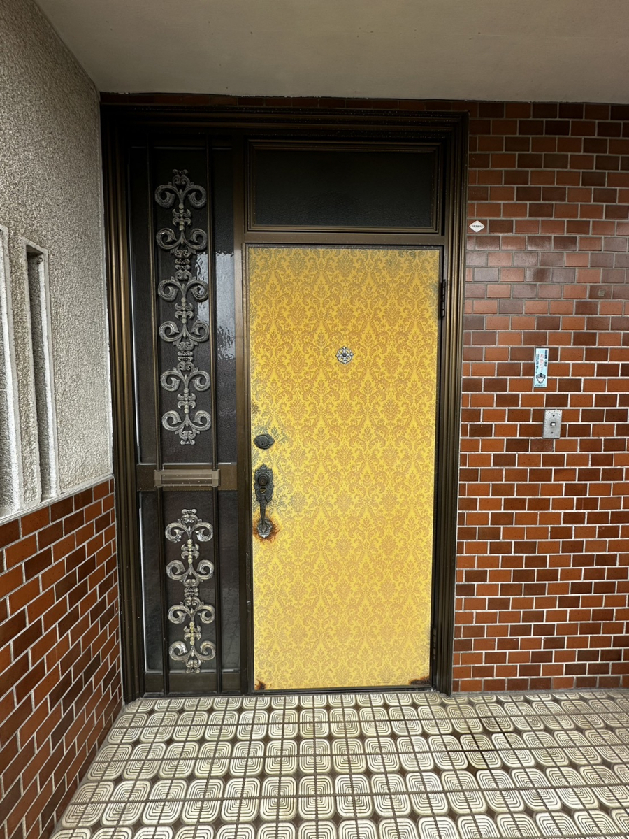 ホテイヤトーヨー住器の【栃木市】閉まりにくくなってしまった玄関を1日で簡単リフォーム🎵の施工前の写真1