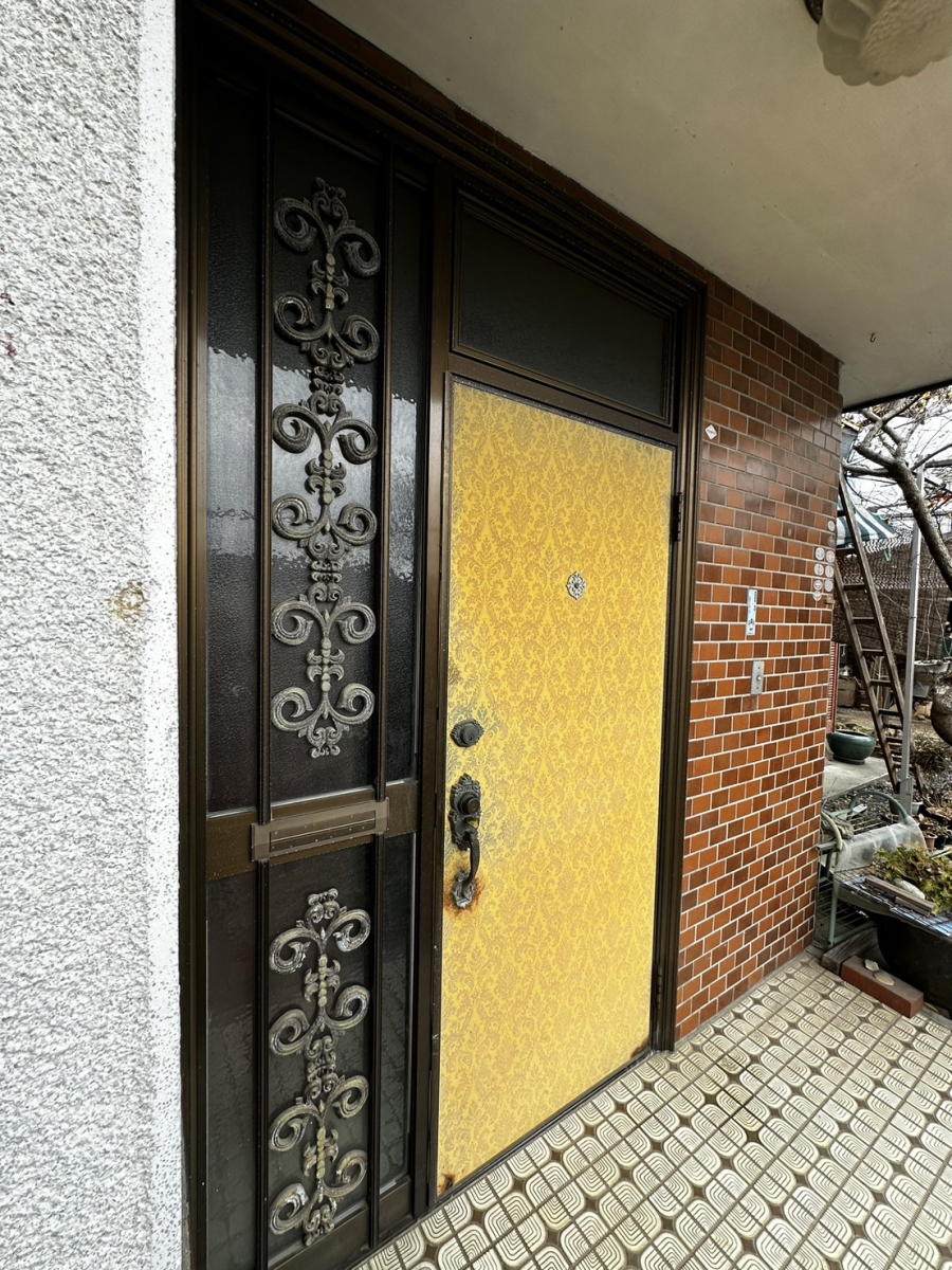 ホテイヤトーヨー住器の【栃木市】閉まりにくくなってしまった玄関を1日で簡単リフォーム🎵の施工前の写真2