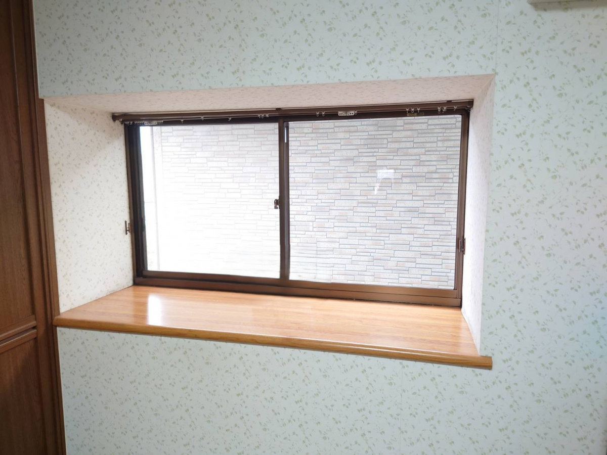 ホテイヤトーヨー住器の【益子町】《補助金対象商品》出窓に内窓…!?の施工前の写真1