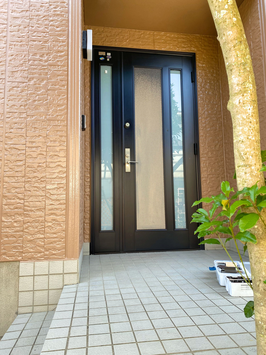 ホテイヤトーヨー住器の【宇都宮市】日焼け玄関を一新!光と風が通る玄関へ!の施工前の写真1