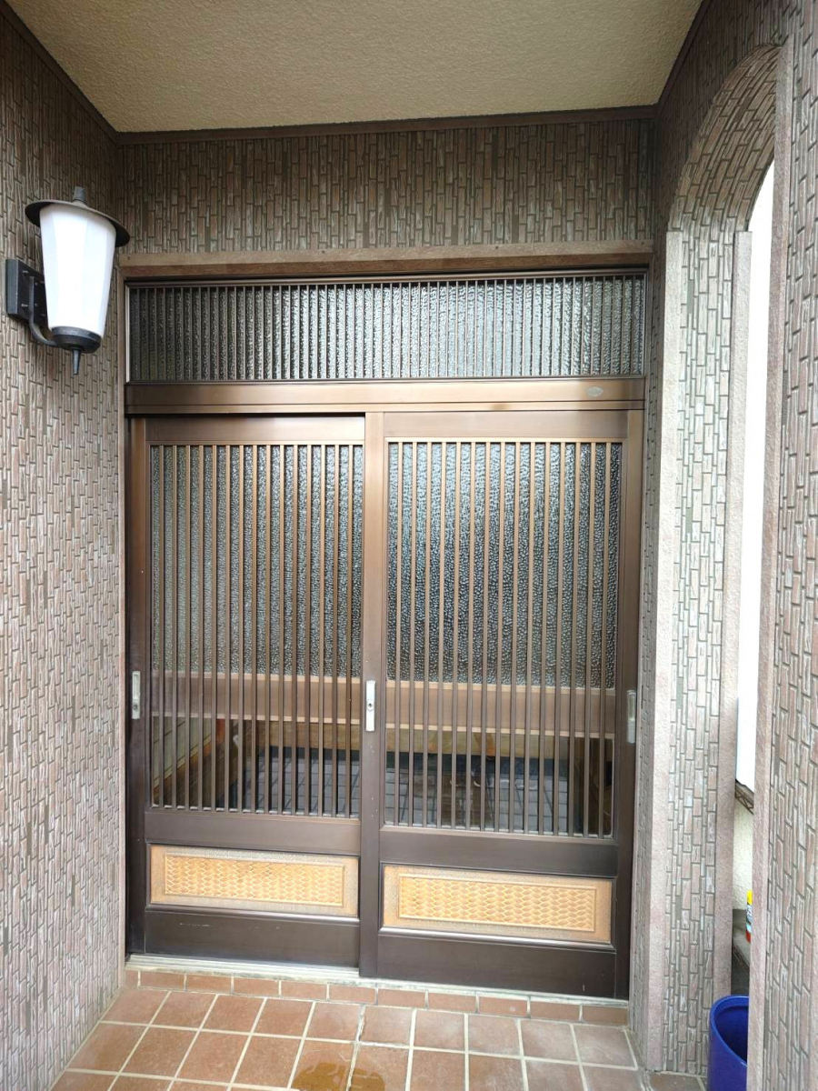 ホテイヤトーヨー住器の【下野市】玄関引戸、開閉時の動きが悪い・・・などなどパッと解決!?の施工前の写真1