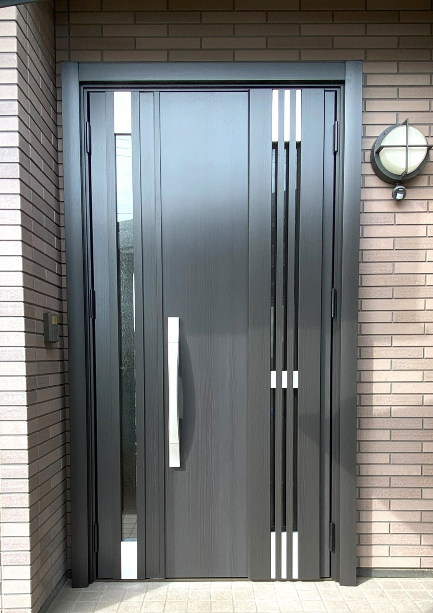 ホテイヤトーヨー住器の【弊社施工動画公開中】【芳賀郡益子町】工事はたった1日　玄関ドアリフォーム　LIXILリシェントの施工後の写真1