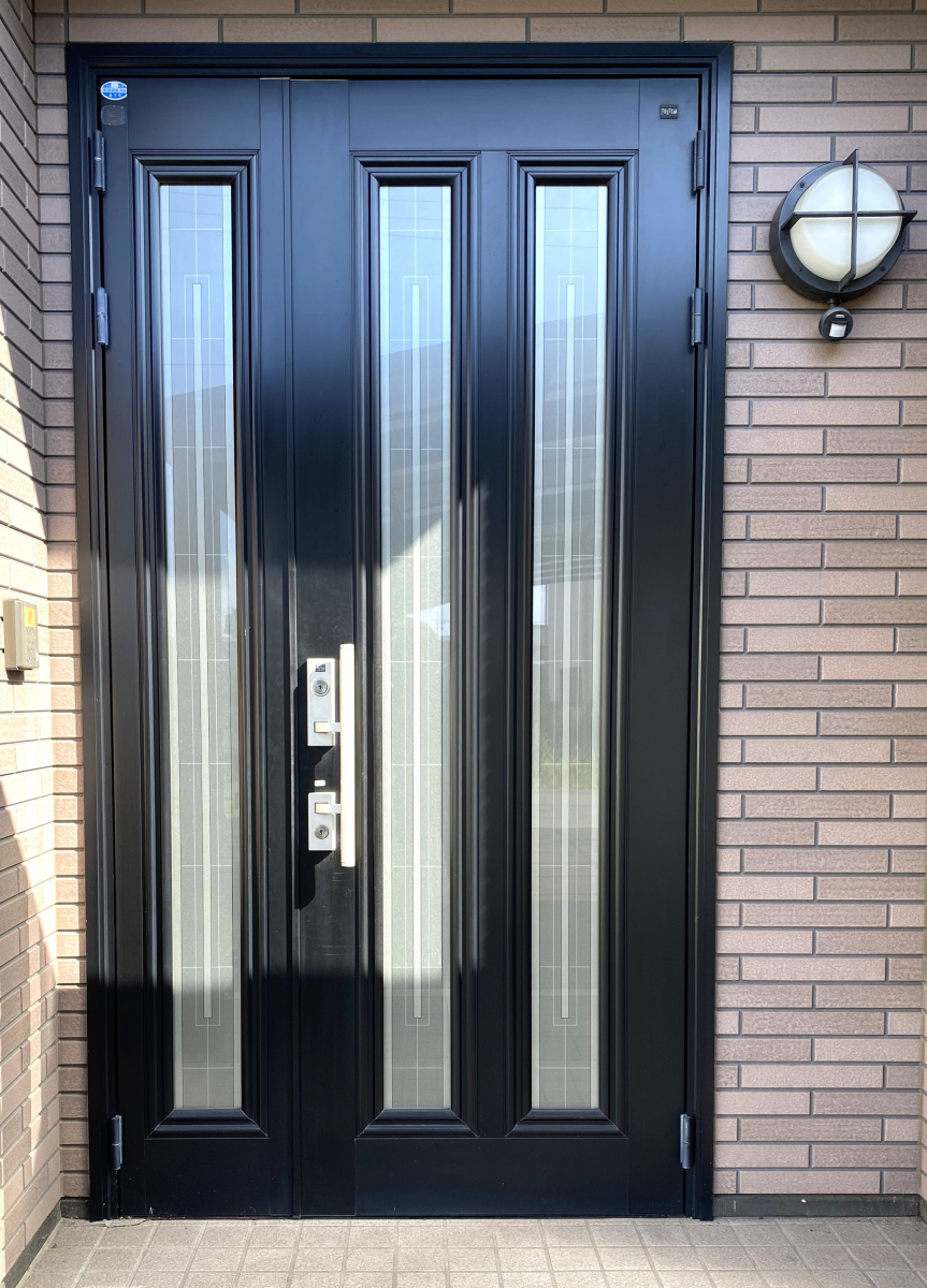 ホテイヤトーヨー住器の【弊社施工動画公開中】【芳賀郡益子町】工事はたった1日　玄関ドアリフォーム　LIXILリシェントの施工前の写真1