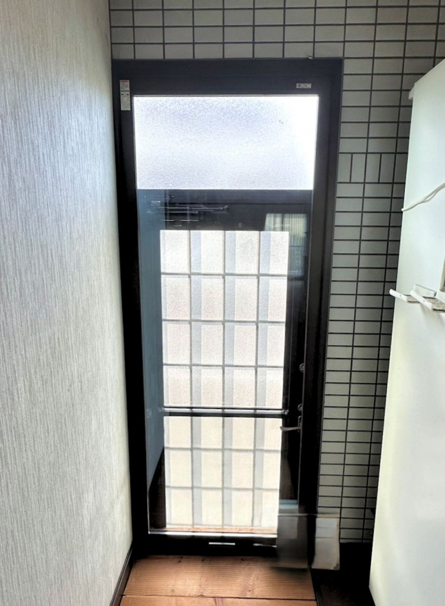 ホテイヤトーヨー住器の【宇都宮市】 キッチンの勝手口ドアを封印!?冷気が入ってくる勝手口ドアにFIXタイプの内窓を!の施工後の写真1