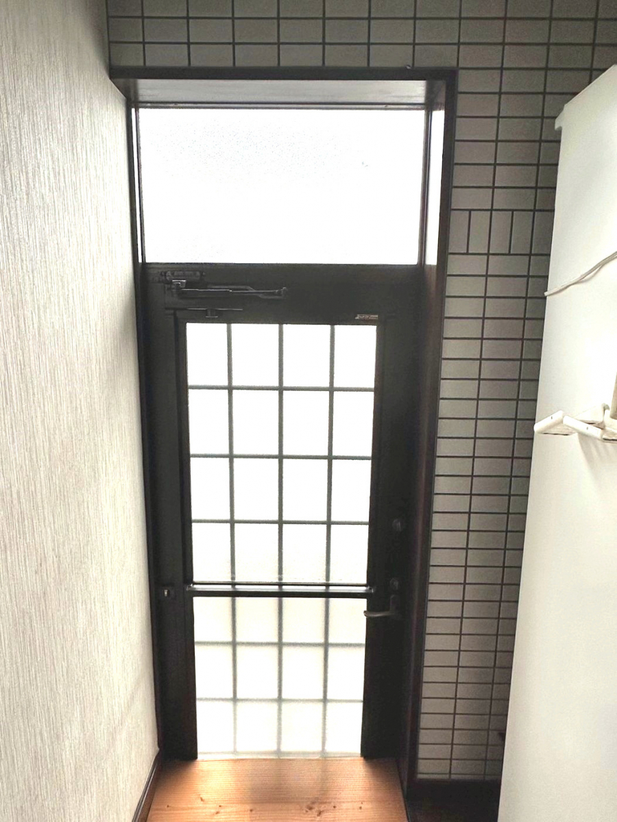 ホテイヤトーヨー住器の【宇都宮市】 キッチンの勝手口ドアを封印!?冷気が入ってくる勝手口ドアにFIXタイプの内窓を!の施工前の写真1