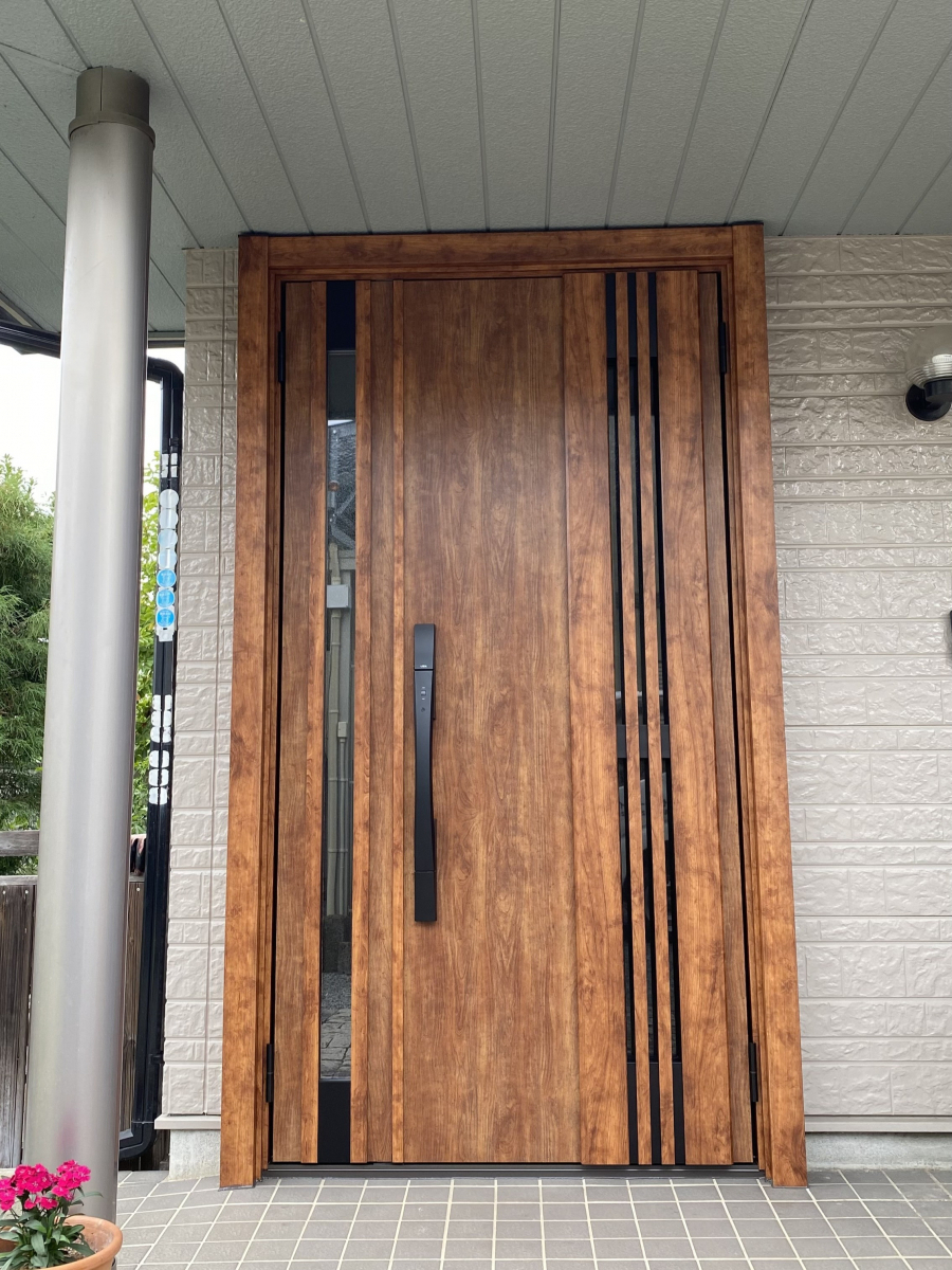 ホテイヤトーヨー住器の【弊社施工動画公開中】【栃木市】明るくかっこよくしたい・・・え？玄関てこんなに変わる！の施工後の写真1