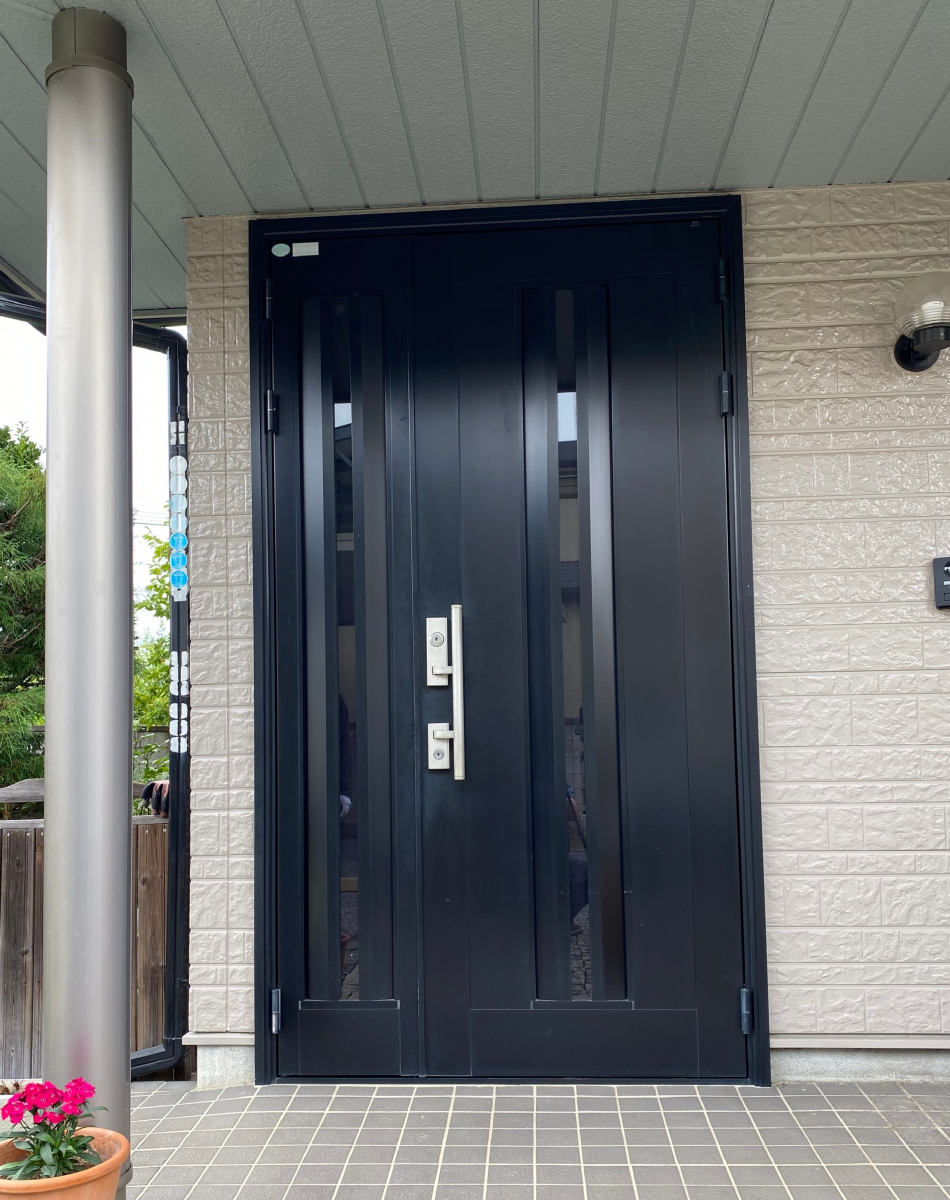 ホテイヤトーヨー住器の【弊社施工動画公開中】【栃木市】明るくかっこよくしたい・・・え？玄関てこんなに変わる！の施工前の写真1