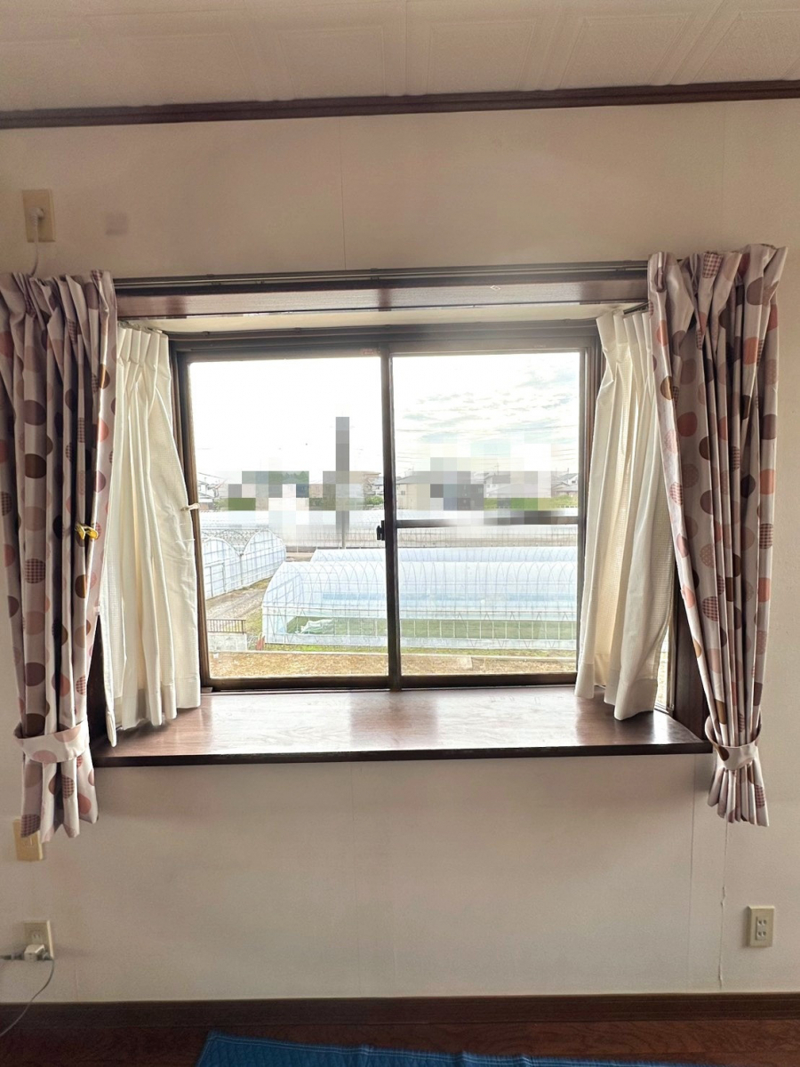 ホテイヤトーヨー住器の【小山市】出窓に内窓？！夏の暑さと冬のすきま風を一気に解決！の施工前の写真1