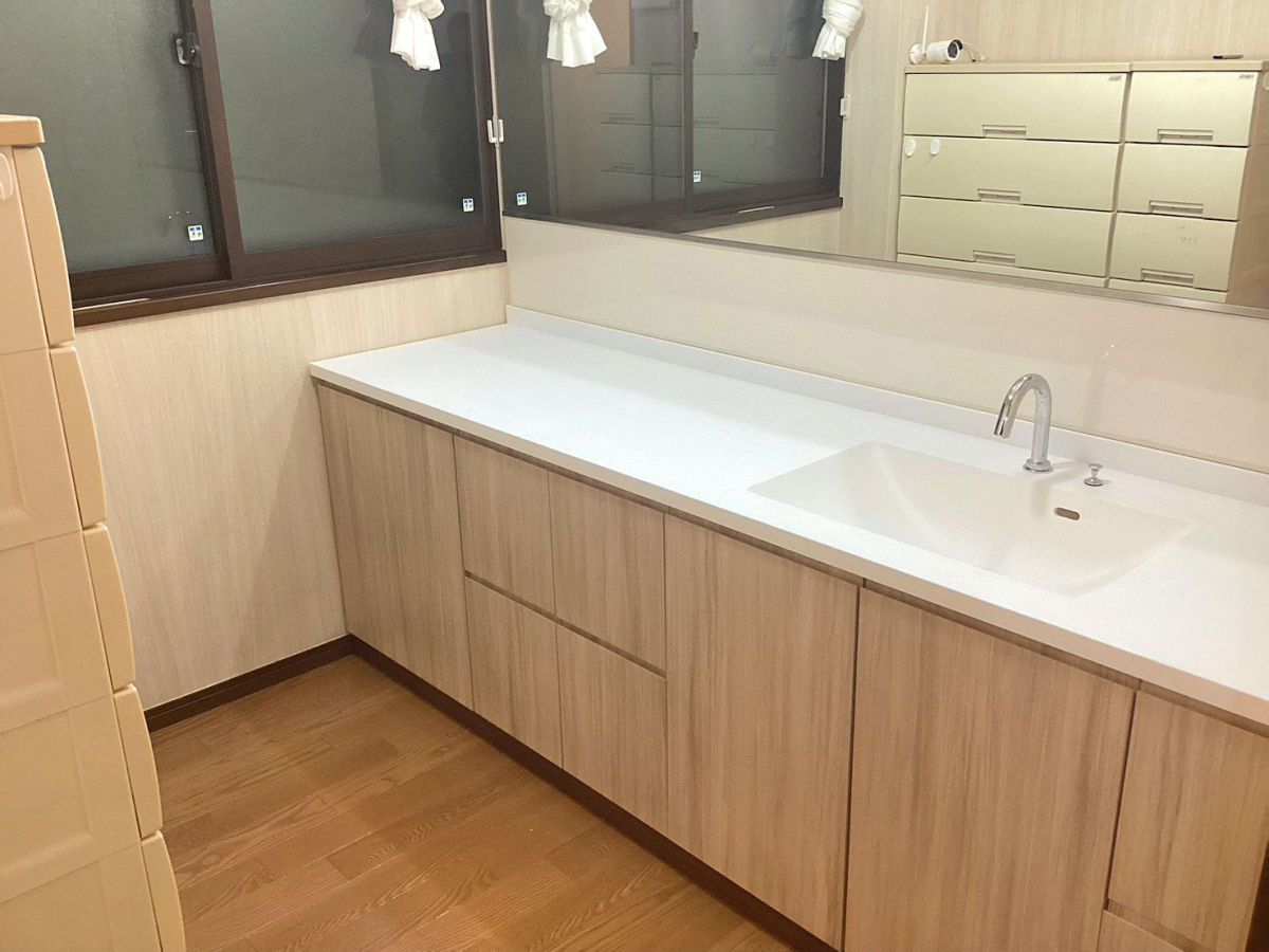 ホテイヤトーヨー住器のスタイリッシュと使いやすさを両立した造作洗面リフォーム！の施工後の写真2