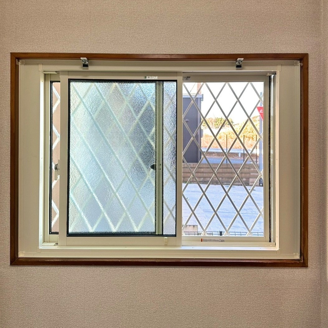 ホテイヤトーヨー住器の【真岡市】すき間風の入るルーバーガラス窓とはサヨナラ！！入替窓で暖かい空間に！の施工後の写真1