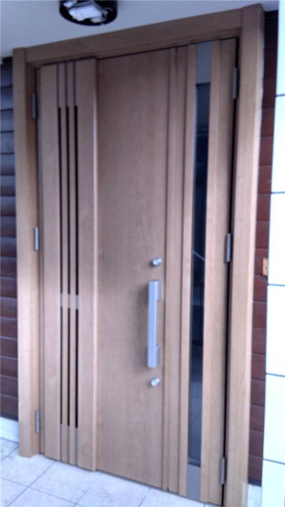 オーケンズの玄関ドア取替工事の施工後の写真1