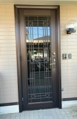 オーケンズの玄関ドア取替工事の施工前の写真1