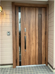 オーケンズの玄関ドア取替工事の施工後の写真1
