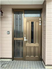 オーケンズの玄関ドア取替工事の施工前の写真1