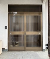 オーケンズの玄関引戸取替工事の施工前の写真1
