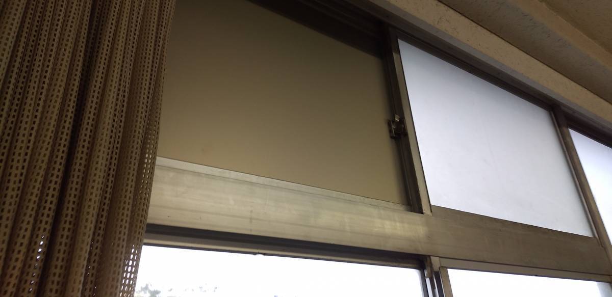 山装 リニューアル事業部の換気対策の為の窓ガラス工事の施工後の写真2