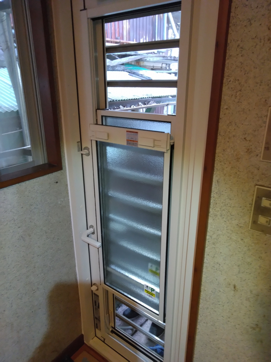 山装 リニューアル事業部の【横浜市・ドアリフォーム・採風ドアの取付】ドアを閉めたまま新鮮な空気を取り入れることができます。の施工後の写真2