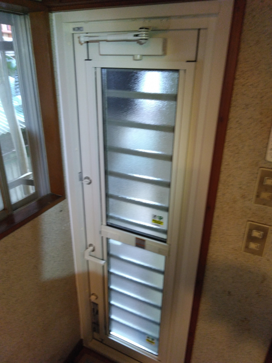 山装 リニューアル事業部の【横浜市・ドアリフォーム・採風ドアの取付】ドアを閉めたまま新鮮な空気を取り入れることができます。の施工後の写真3