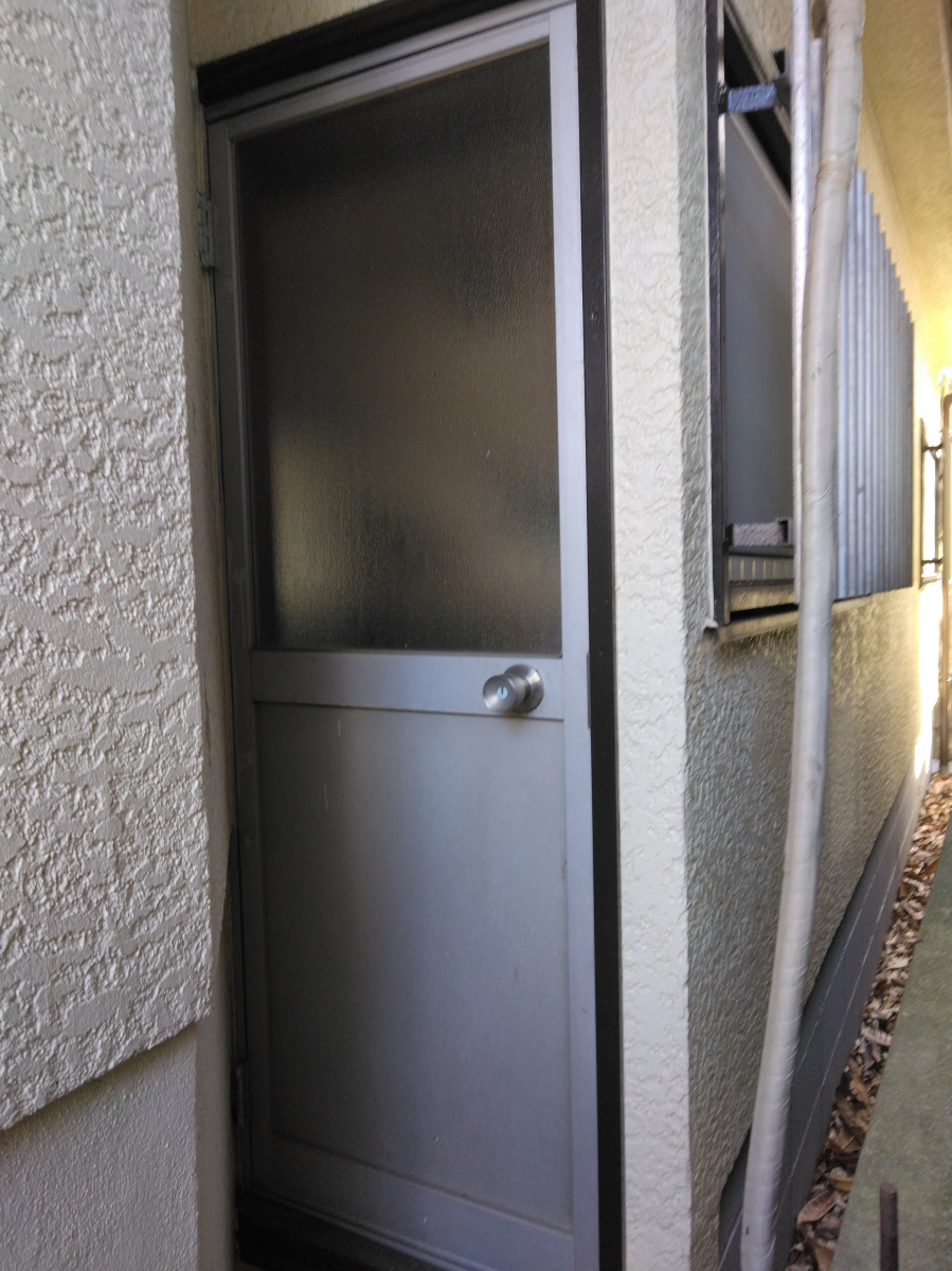 山装 リニューアル事業部の【横浜市・ドアリフォーム・採風ドアの取付】ドアを閉めたまま新鮮な空気を取り入れることができます。の施工前の写真1