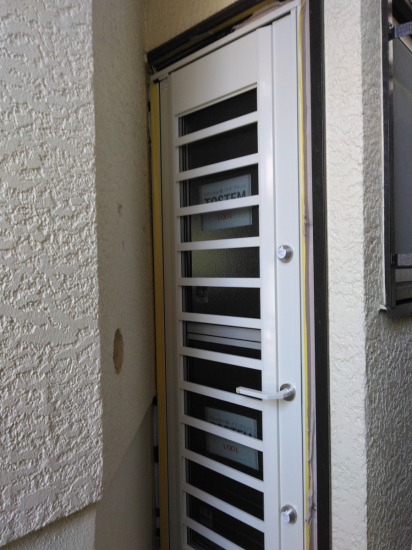 山装 リニューアル事業部の【横浜市・ドアリフォーム・採風ドアの取付】ドアを閉めたまま新鮮な空気を取り入れることができます。施工事例写真1