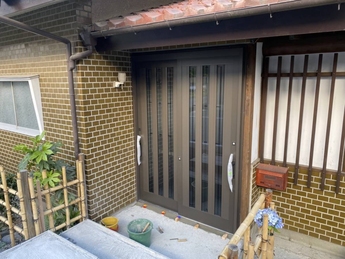 マサキトーヨー住器の大月市 リシェント玄関引戸工事の施工後の写真1