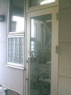 海南トーヨー住器の玄関ドア交換工事の施工前の写真1