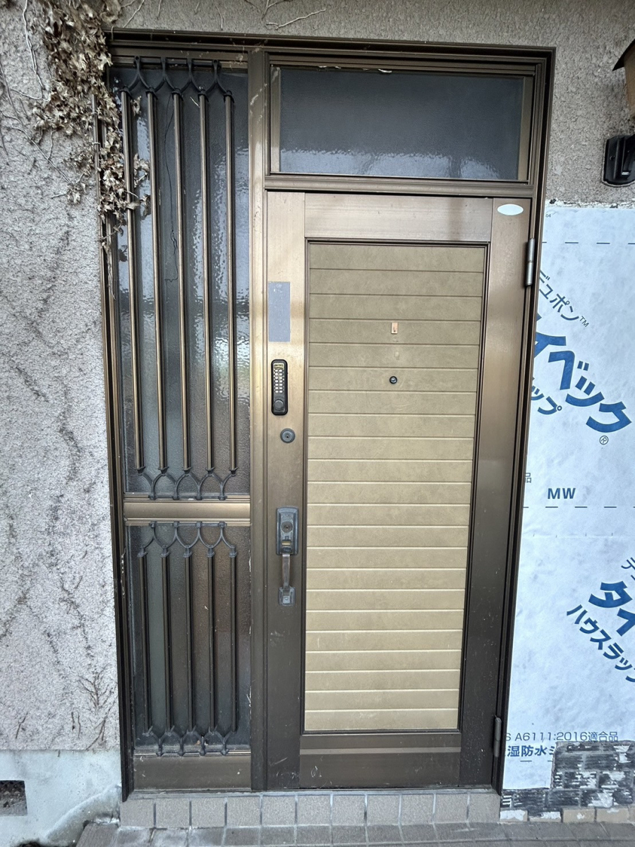 海南トーヨー住器の玄関ドア改修リシェント！（和歌山市）の施工前の写真1